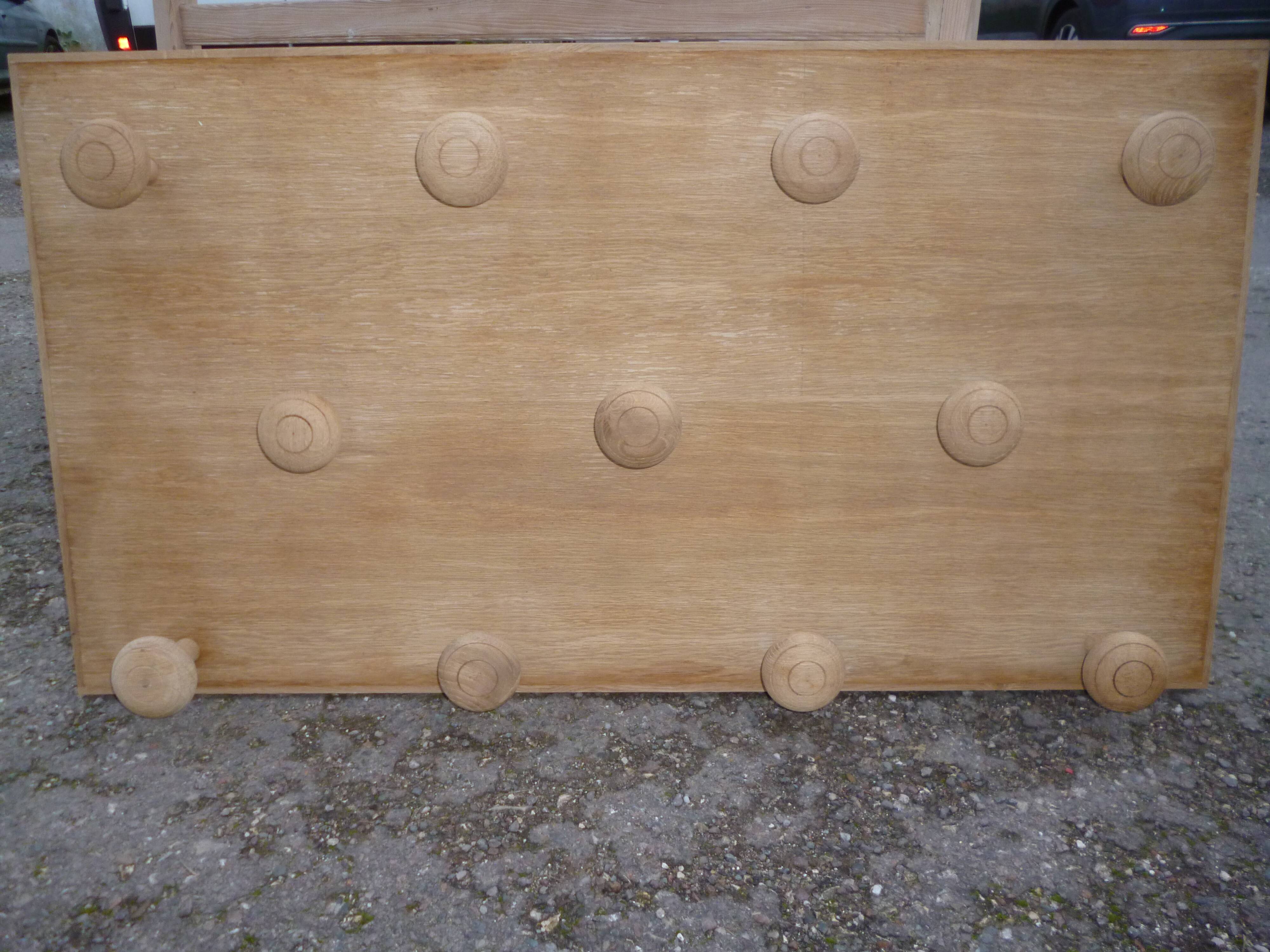 Wall coat rack in oak.