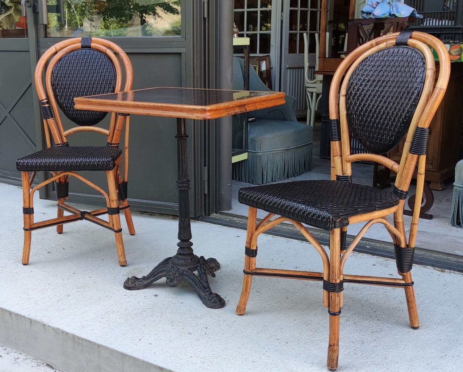 Ensemble table et 2 chaises bistrot vintage/rotin et vinyle tressé