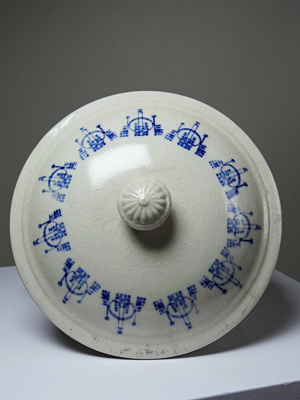 Bouillon/cocotte ancienne en terre de fer émaillée à décor bleu St Uze