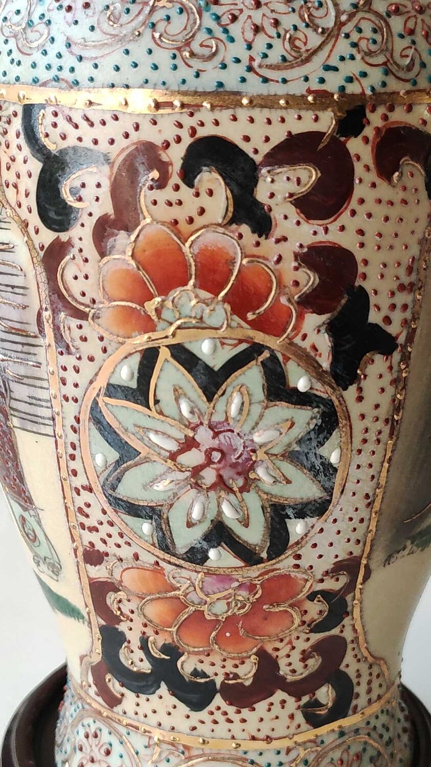 Chinese vase baluster in polychrome ceramics. Life scenes Japanese warriors/Samurai against a backdrop of wilderness