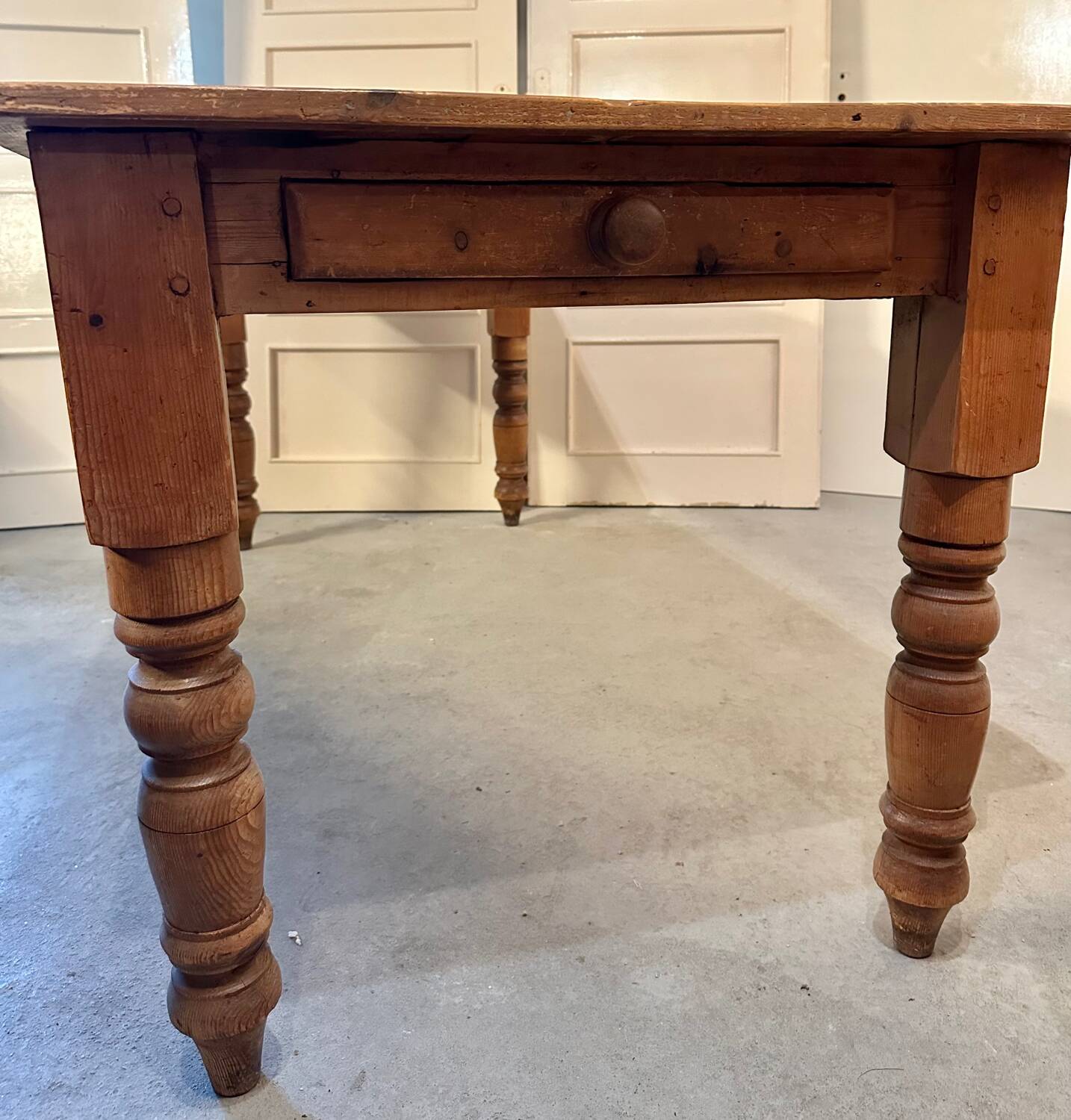 Table de ferme en pin massif fin XIXe, 187cm