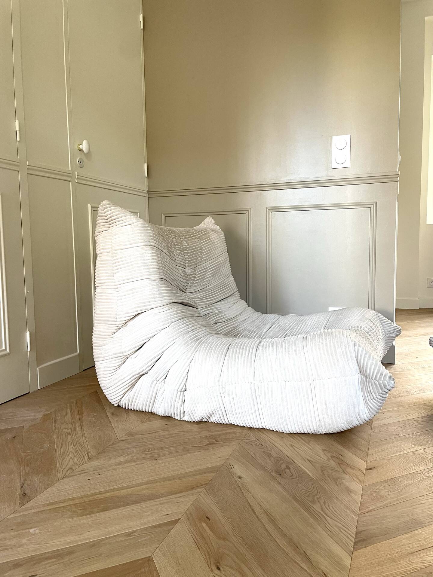 Chauffeuse et ottoman Togo en velours côtelé beige