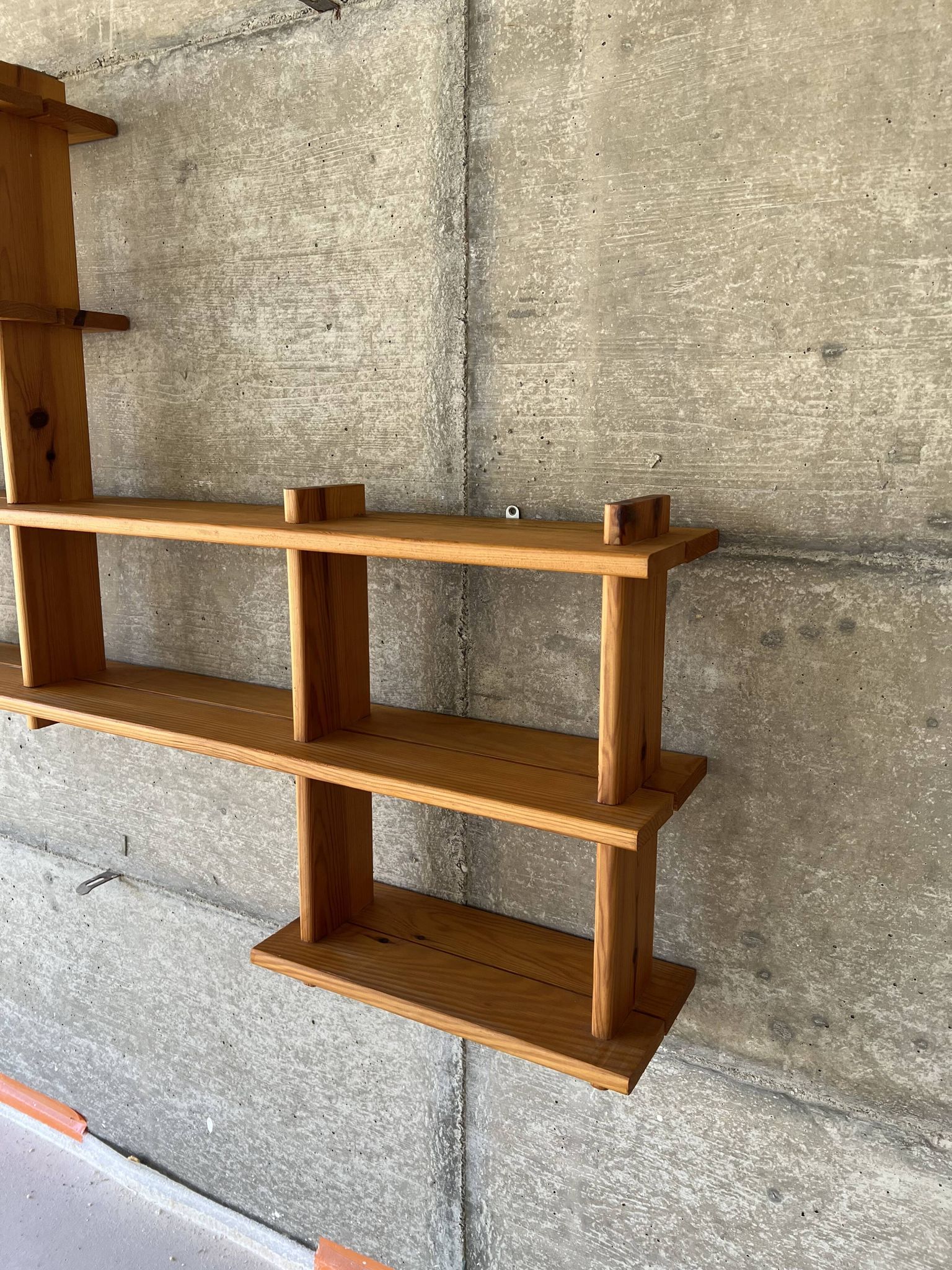 Bibliothèque étagère moderniste en pin Regain