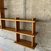 Bibliothèque étagère moderniste en pin Regain