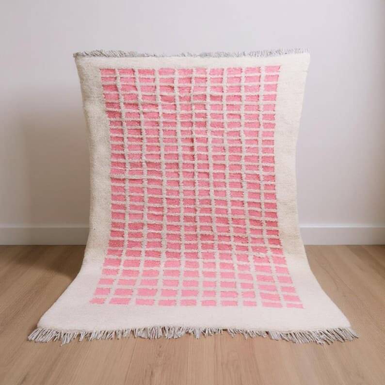 Pink Moroccan rug - traditional Berber rug made of natural wool.