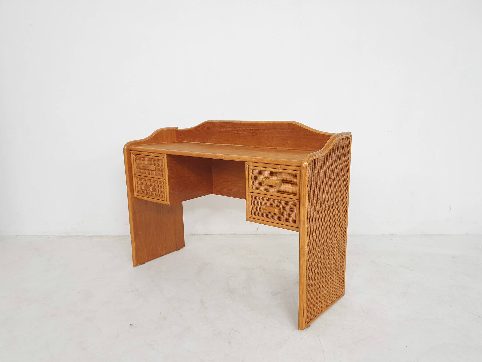 Coiffeuse ou bureau en rotin des années 70, Pays-Bas
