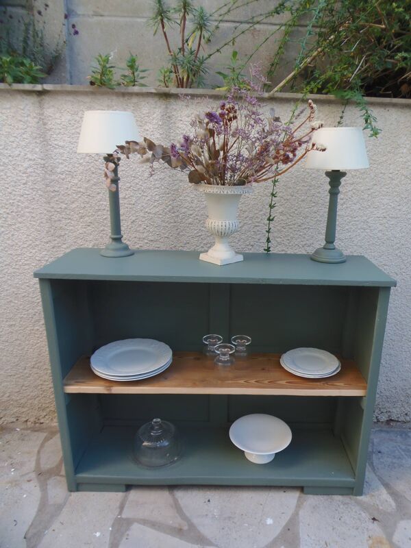 Meuble de métier vintage transformé en bibliothèque, vaisselier vert fumé.