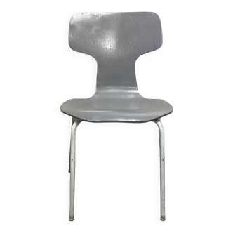 Chaise modèle enfant "arne jacobsen".