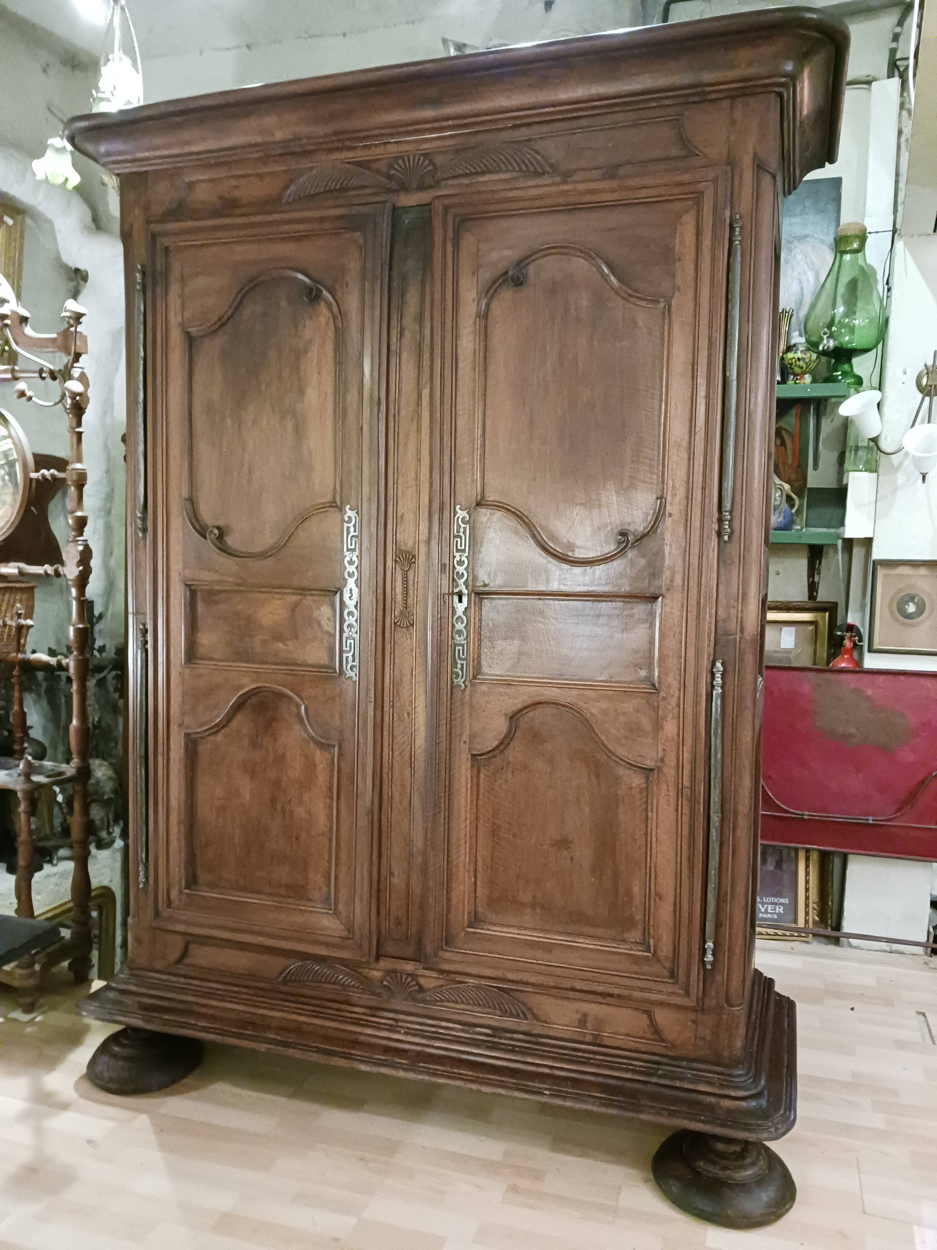 Armoire d'époque Régence 1715-1723 en noyer massif