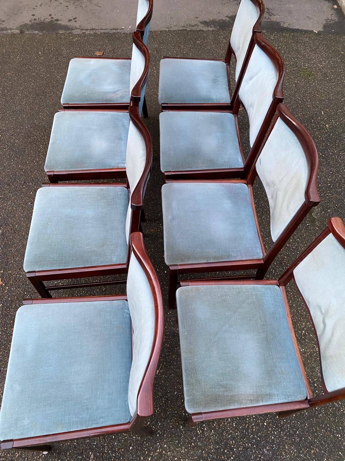 8 chaises scandinaves en teck massif et velours bleu des années 1960