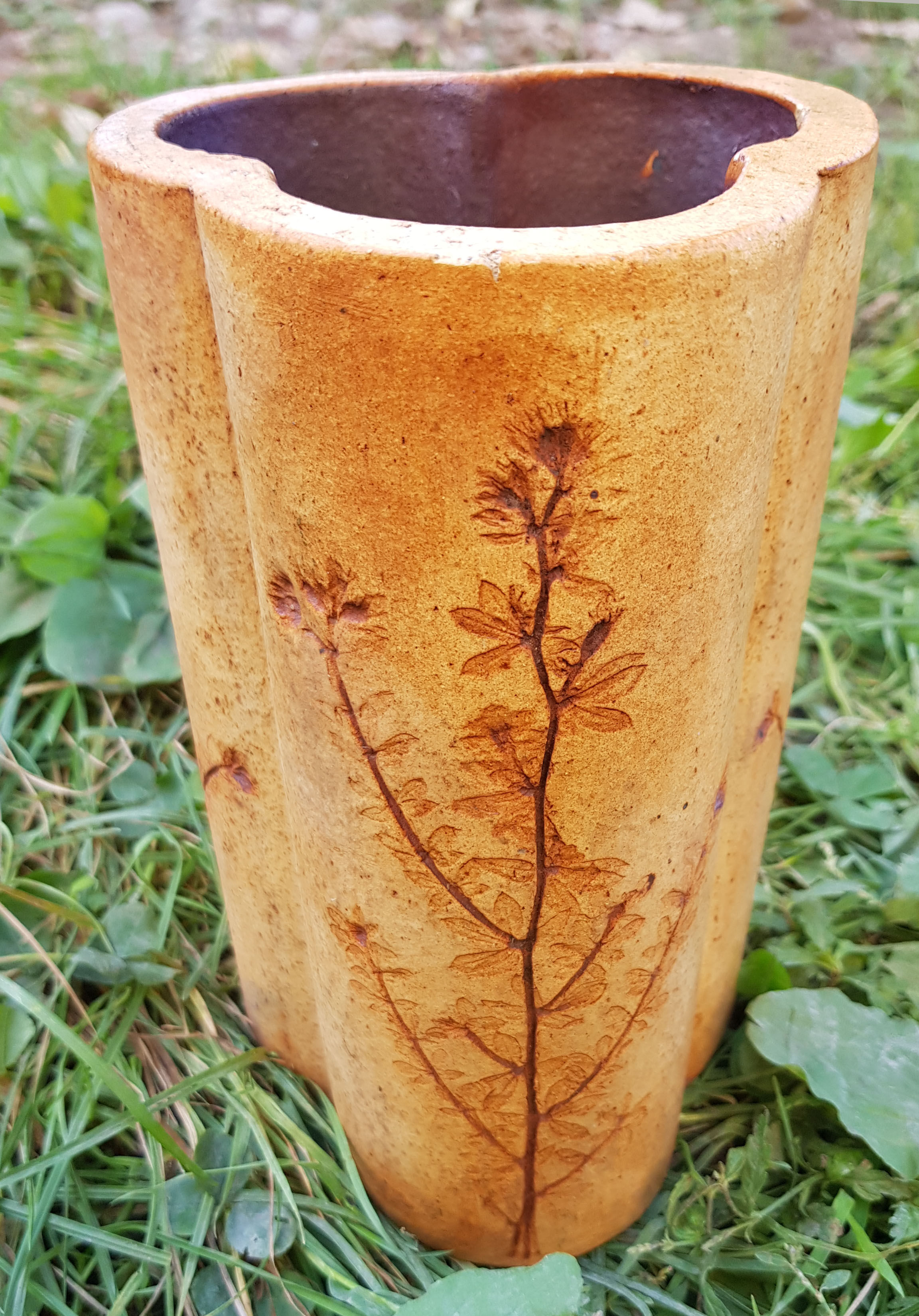 Trilobed vase herbarium motif, sandstone, signed Raymonde Leduc (Vallauris, 60s)