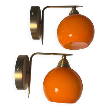 Paire d'appliques murales globes en verre opaline orange et laiton