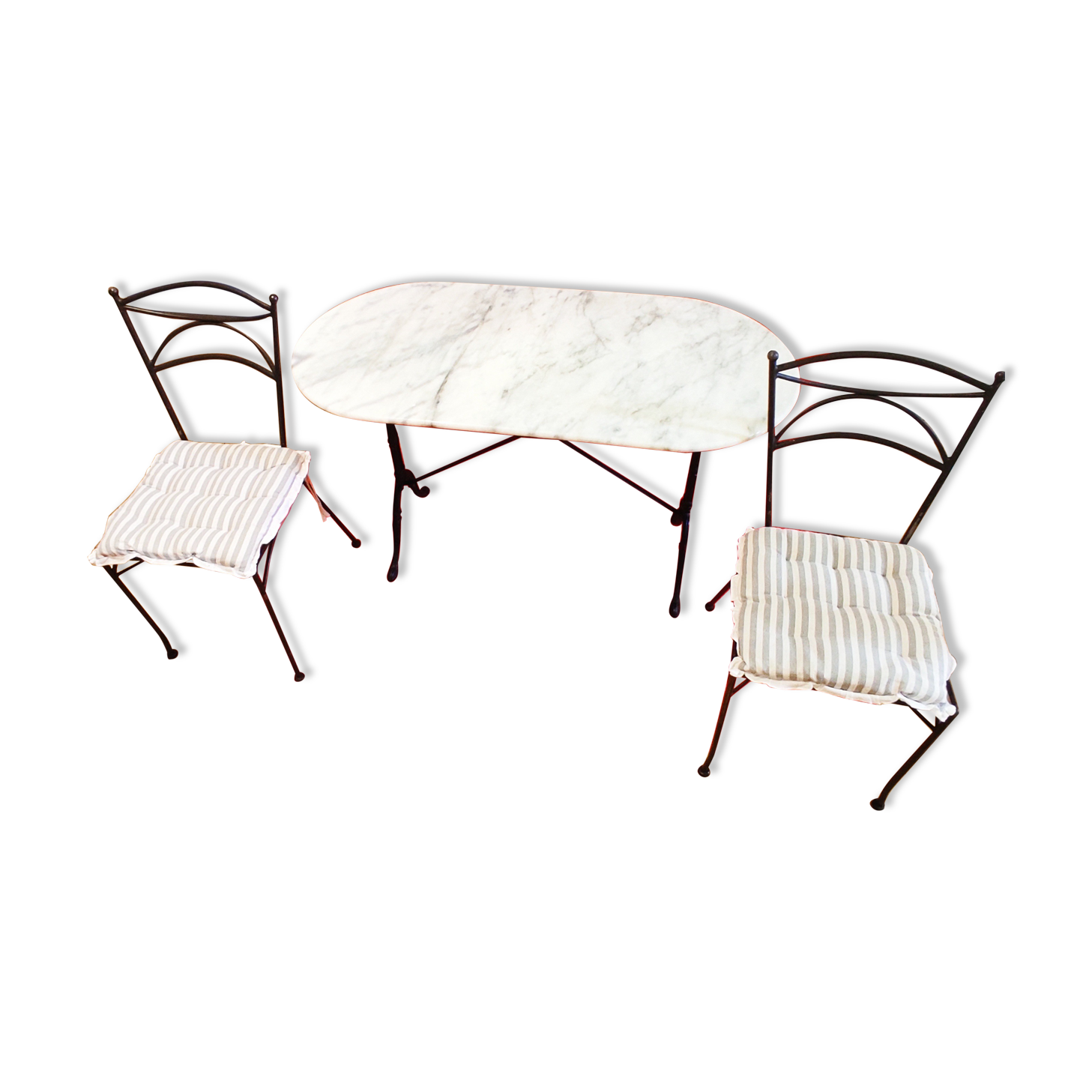 Table bistrot en marbre et pieds en fonte et deux chaises assorties en fonte noire