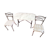 Table bistrot en marbre et pieds en fonte et deux chaises assorties en fonte noire