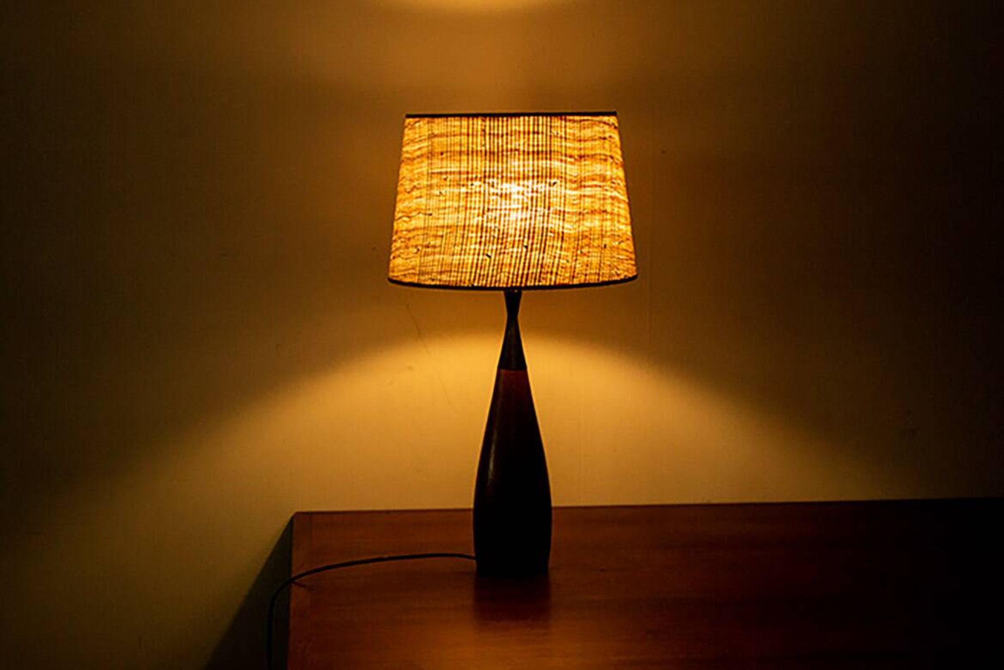 lampe de table Danoise, forme de quille, en teck et ébène par Fog & Morup.