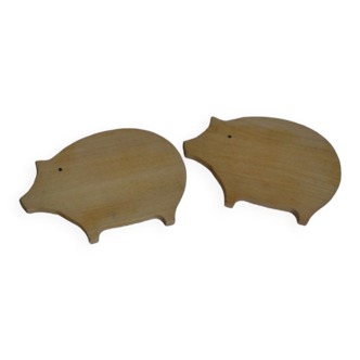 2 pig cutting boards