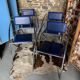 Lot de quatre chaises bleues aux courbes design