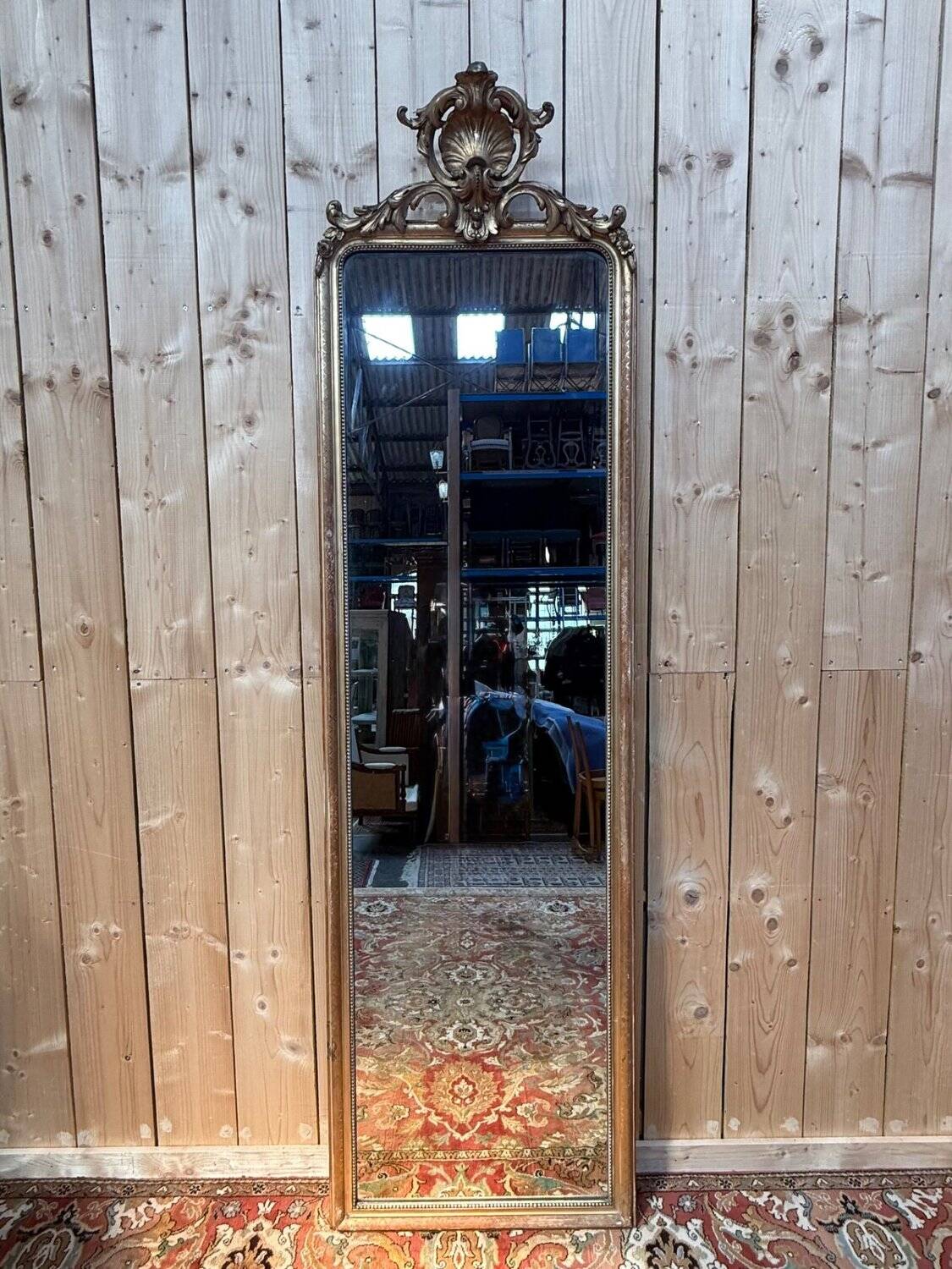 Mirror from the mid-19th century with a pediment — Louis-Philippe period — Gilded stucco wood