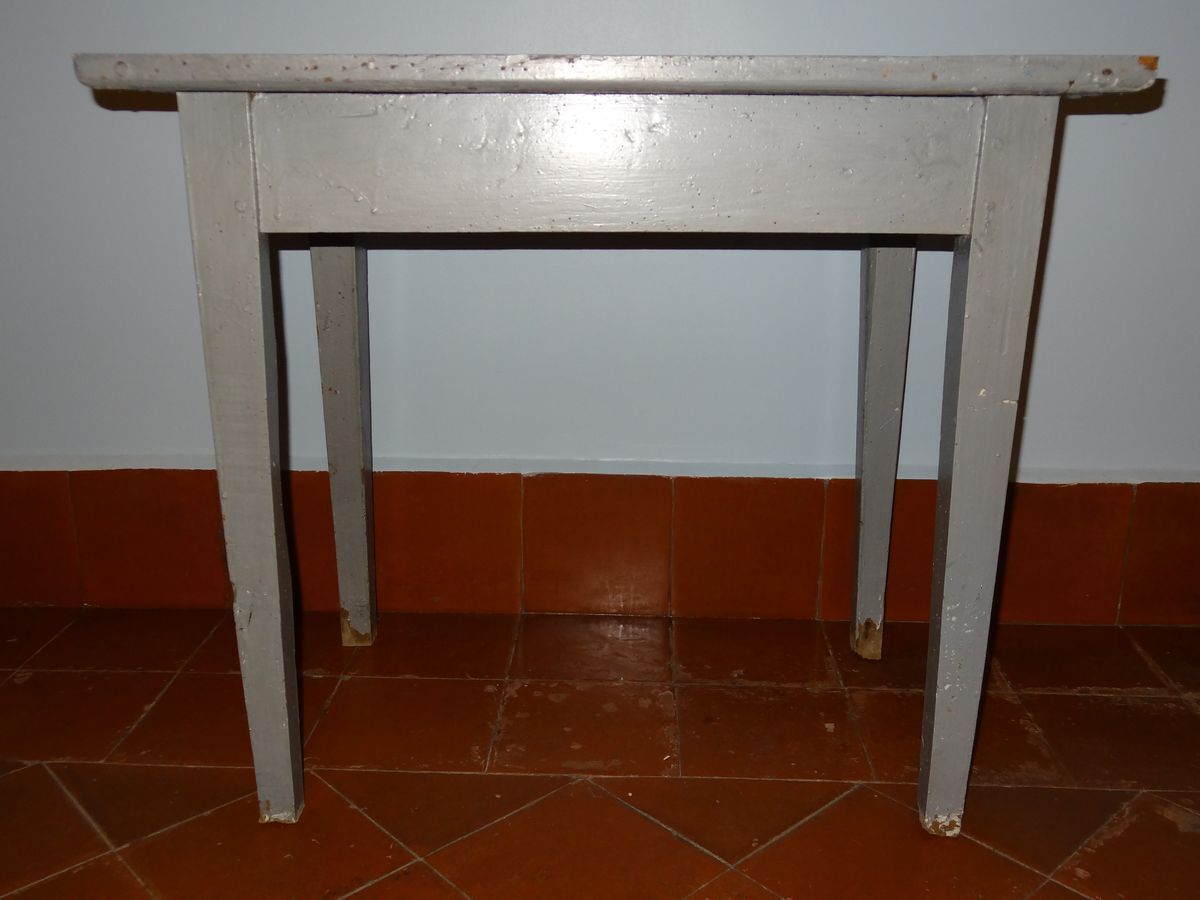 80 x 52 cm side table