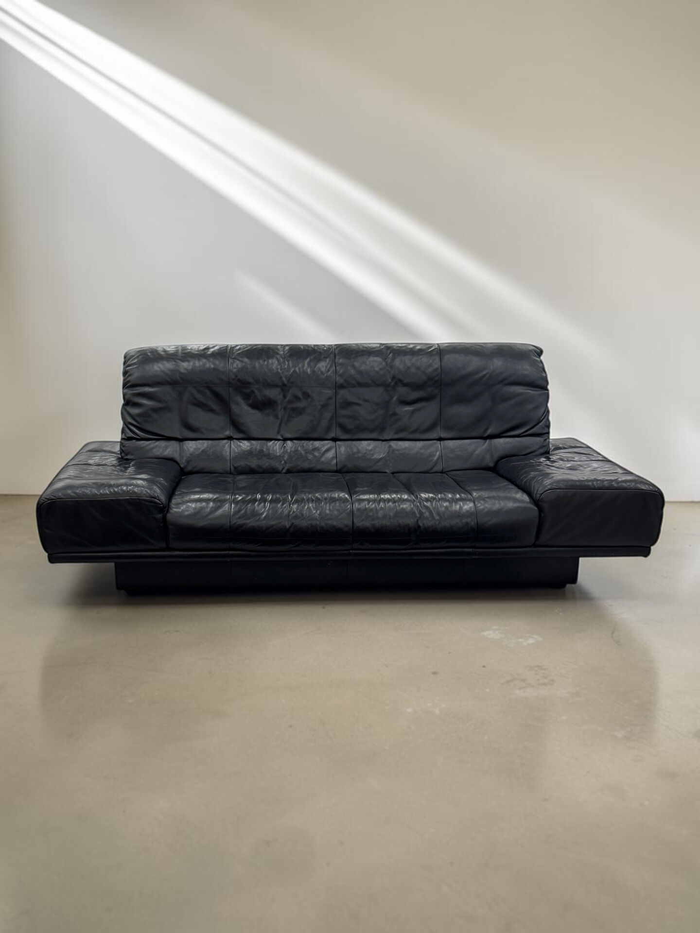 Vintage 3-seater sofa in black leather Rolf Benz RB 3400, 1980s.