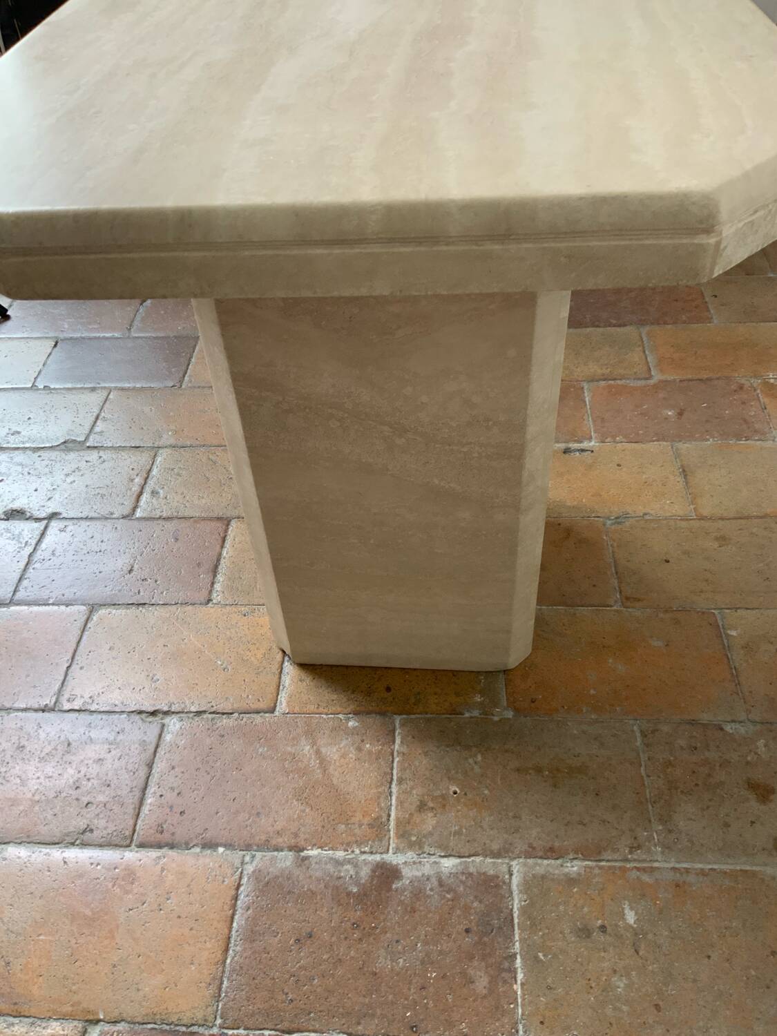 Table haute ou guéridon en travertin