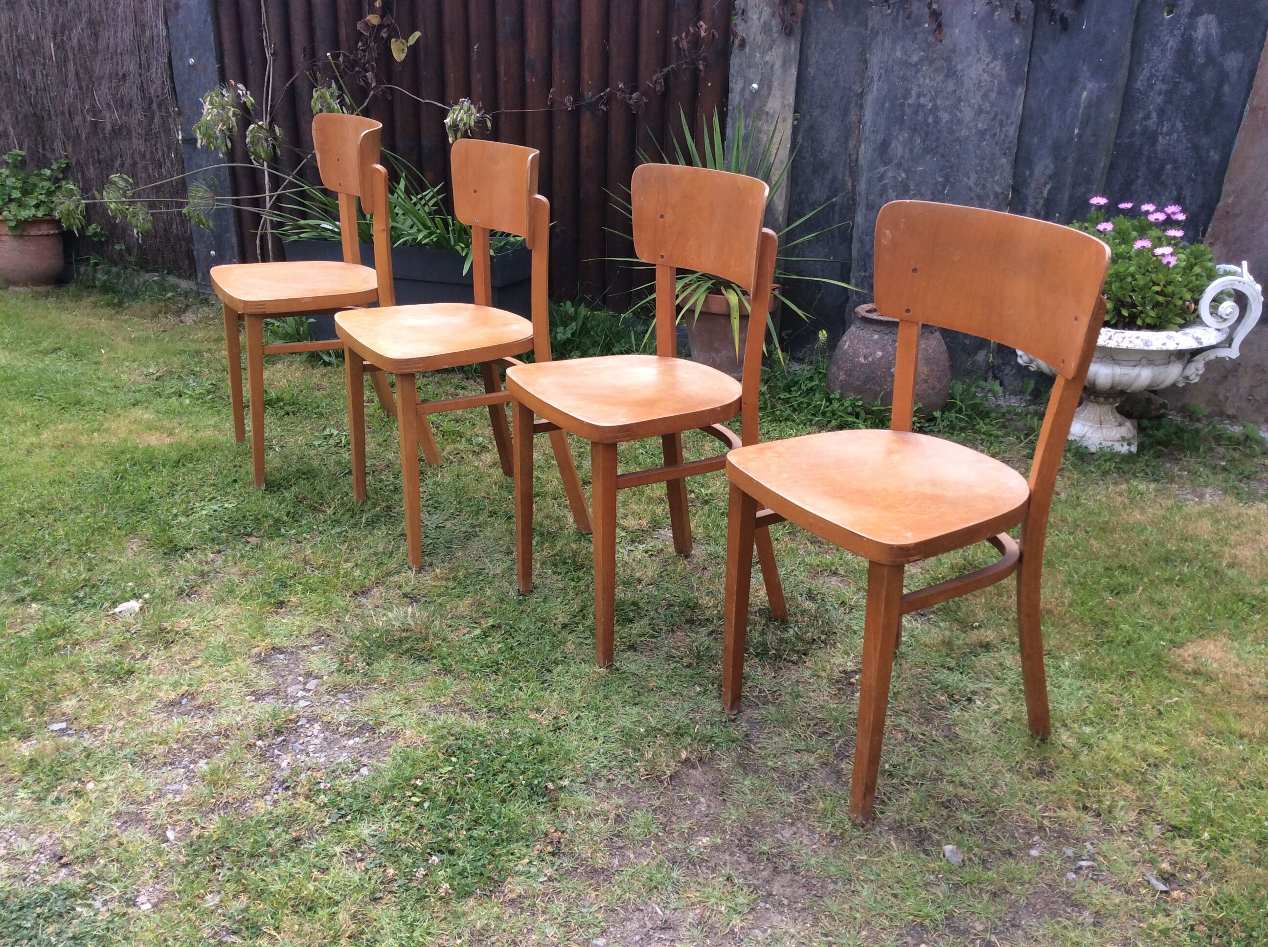 Chaises vintage estampillées Thonet en bois de hêtre courbé aux dossiers incurvés