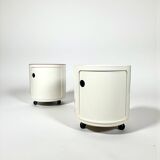 Paire de vélos Kartell Componibili des années 70 sur roulettes, coloris blanc cassé et corail.