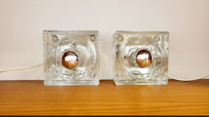 Deux appliques en verre coulé