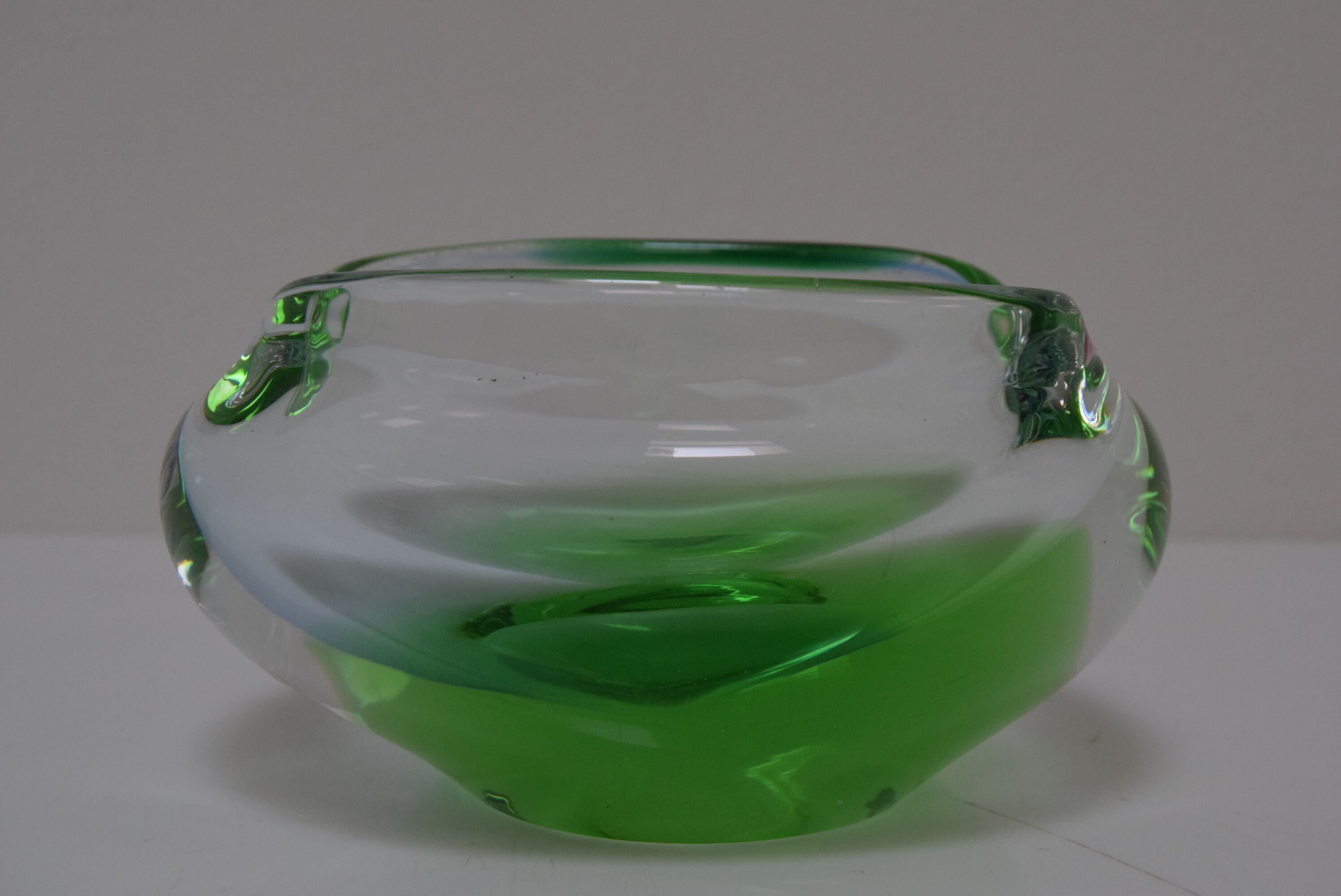 Cendrier du milieu du siècle en verre métallurgique, par Glasswork Novy Bor, années 1960.