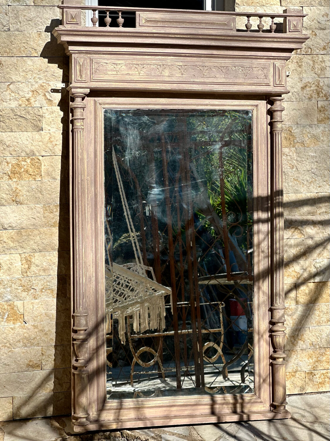 Imposing fireplace mirror in carved and painted wood, 19th century.