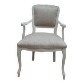 Fauteuil de style Louis XV, délicatement patiné dans une douce teinte beige