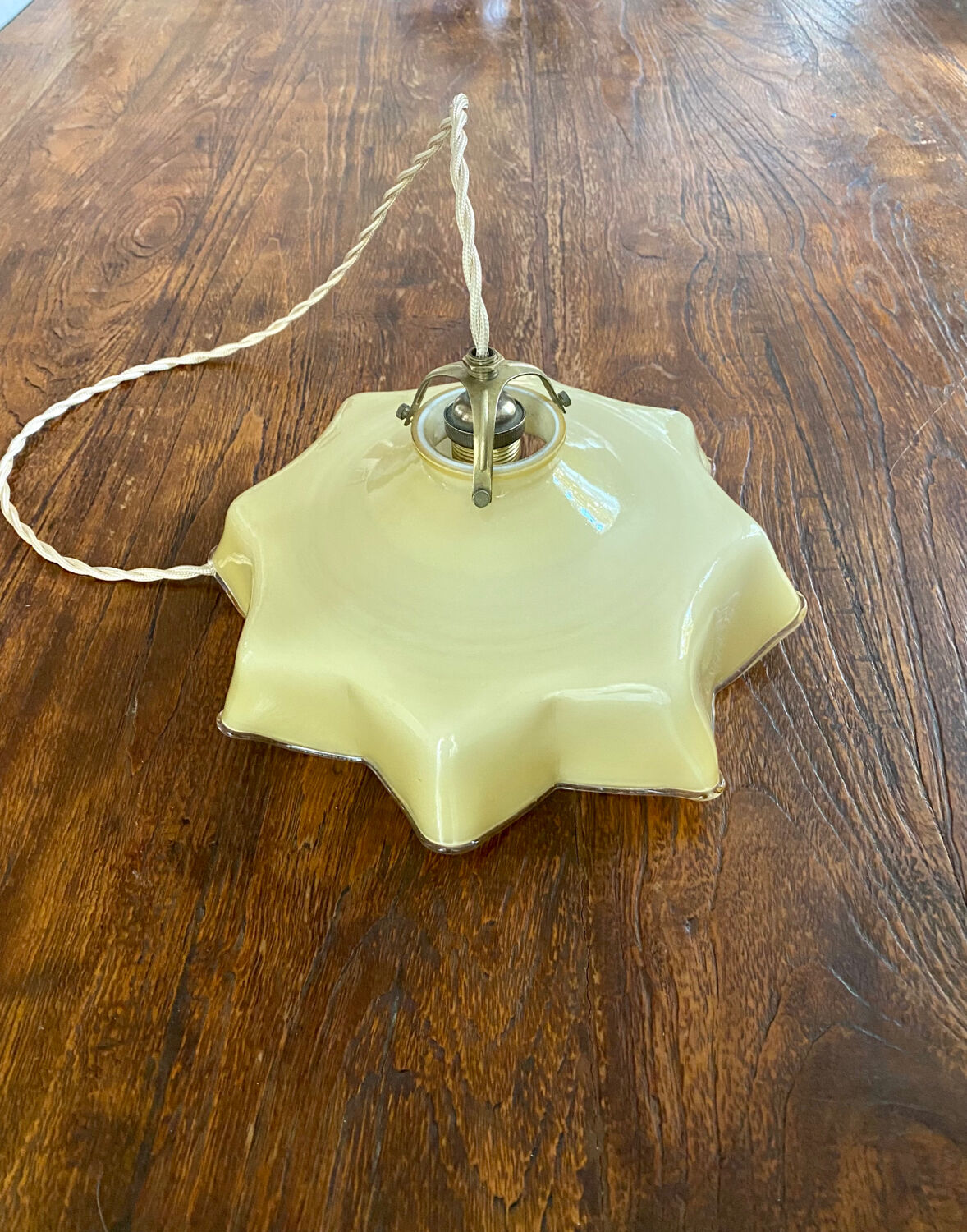 Suspension lamp in opaline
