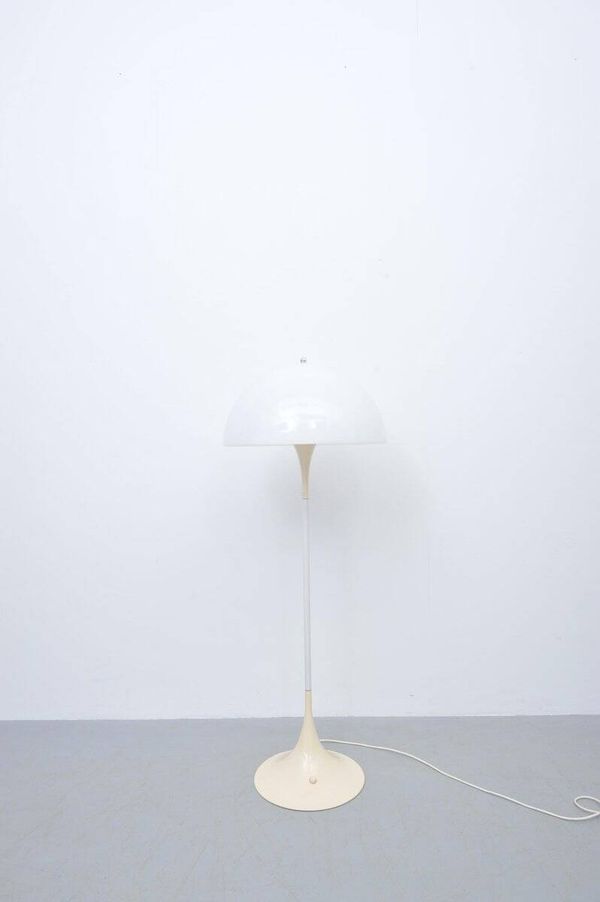 Grande lampe de sol Panthella par Louis Poulsen pour Verner Panton