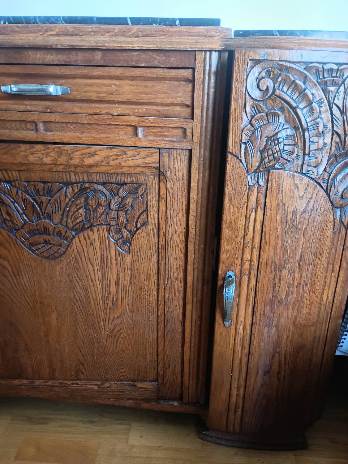 Art Deco buffet in marble and carved wood