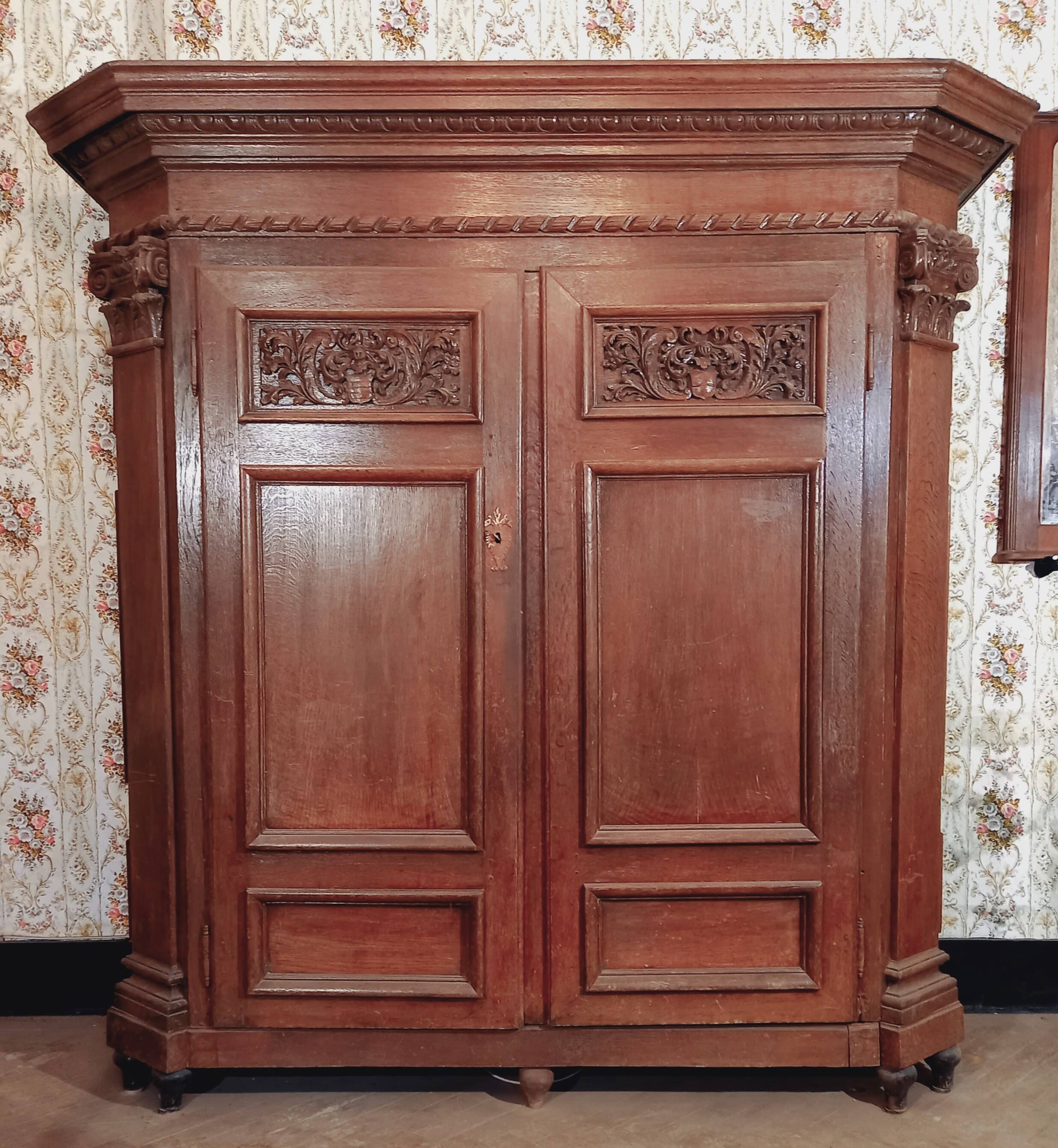 Grande garde-robe en chêne début 18e s.