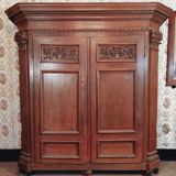 Large oak wardrobe from the early 18th century.