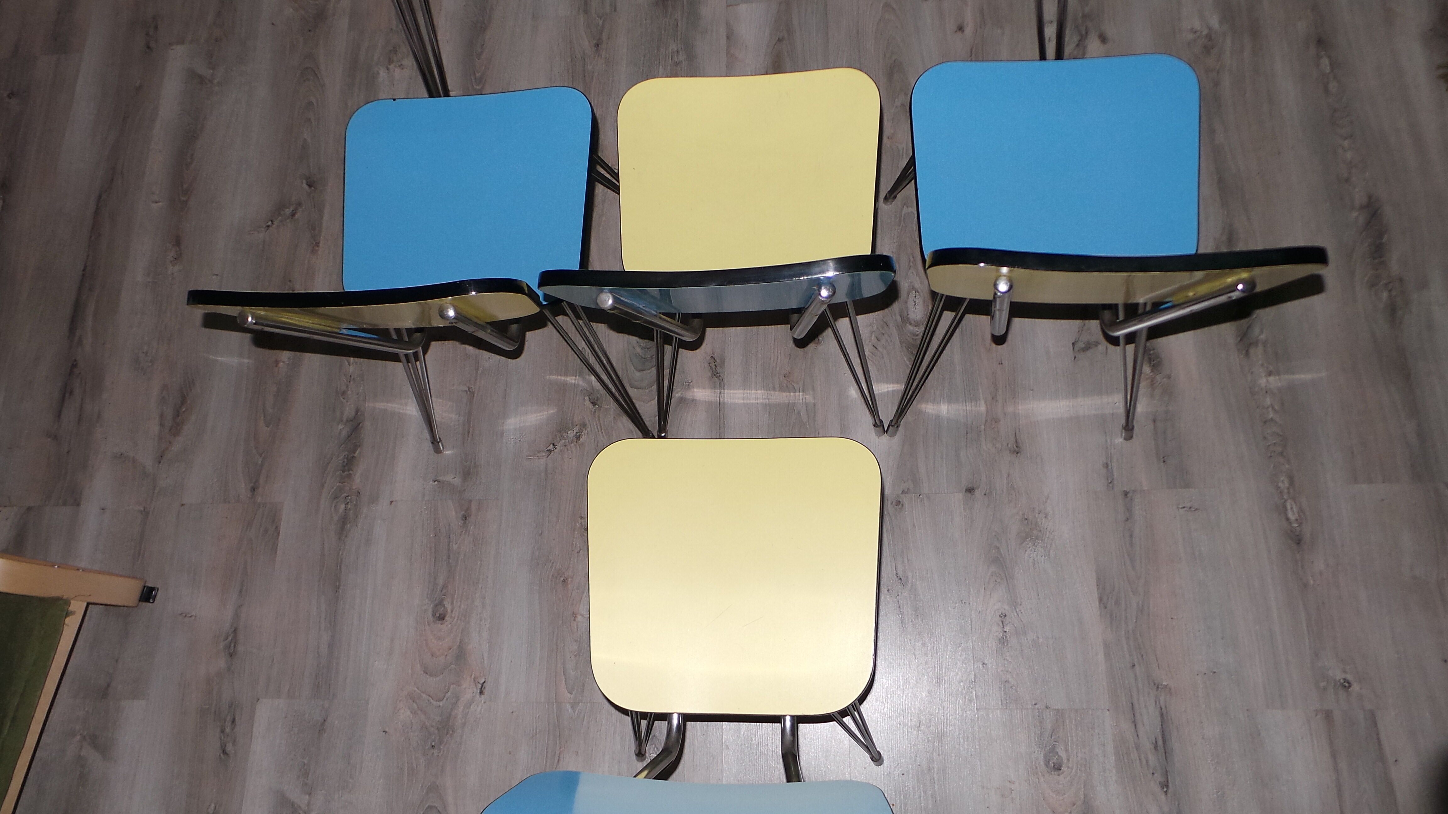 Table et 4 chaises en formica avec pieds eiffels vintage Sif