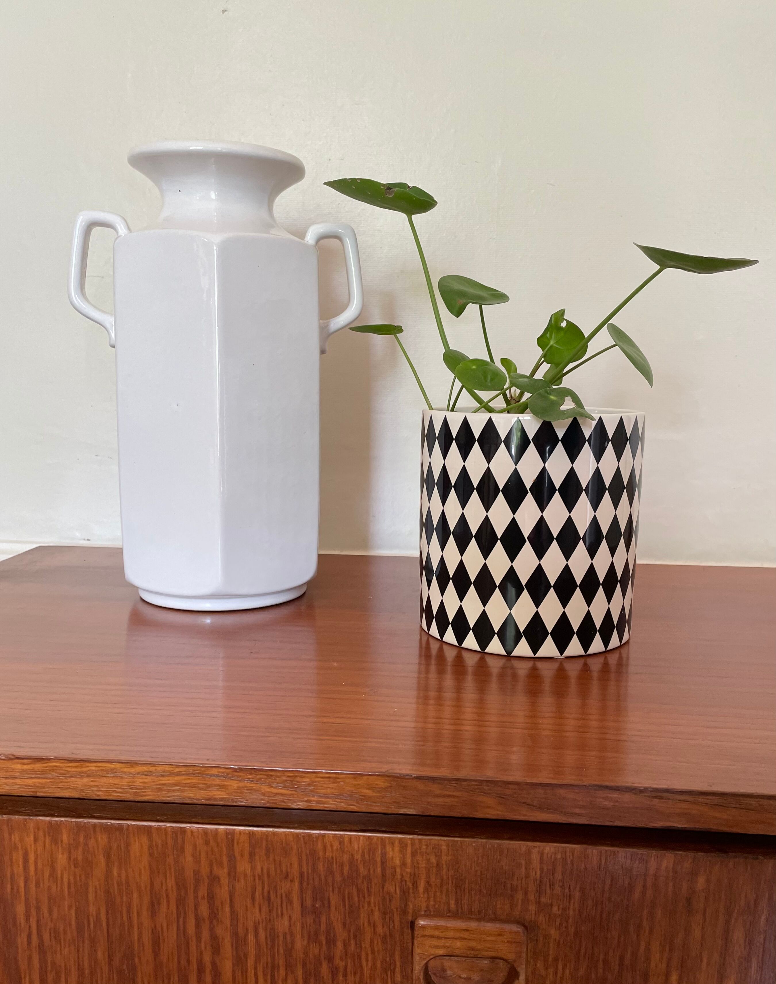 White ceramic ansé vase