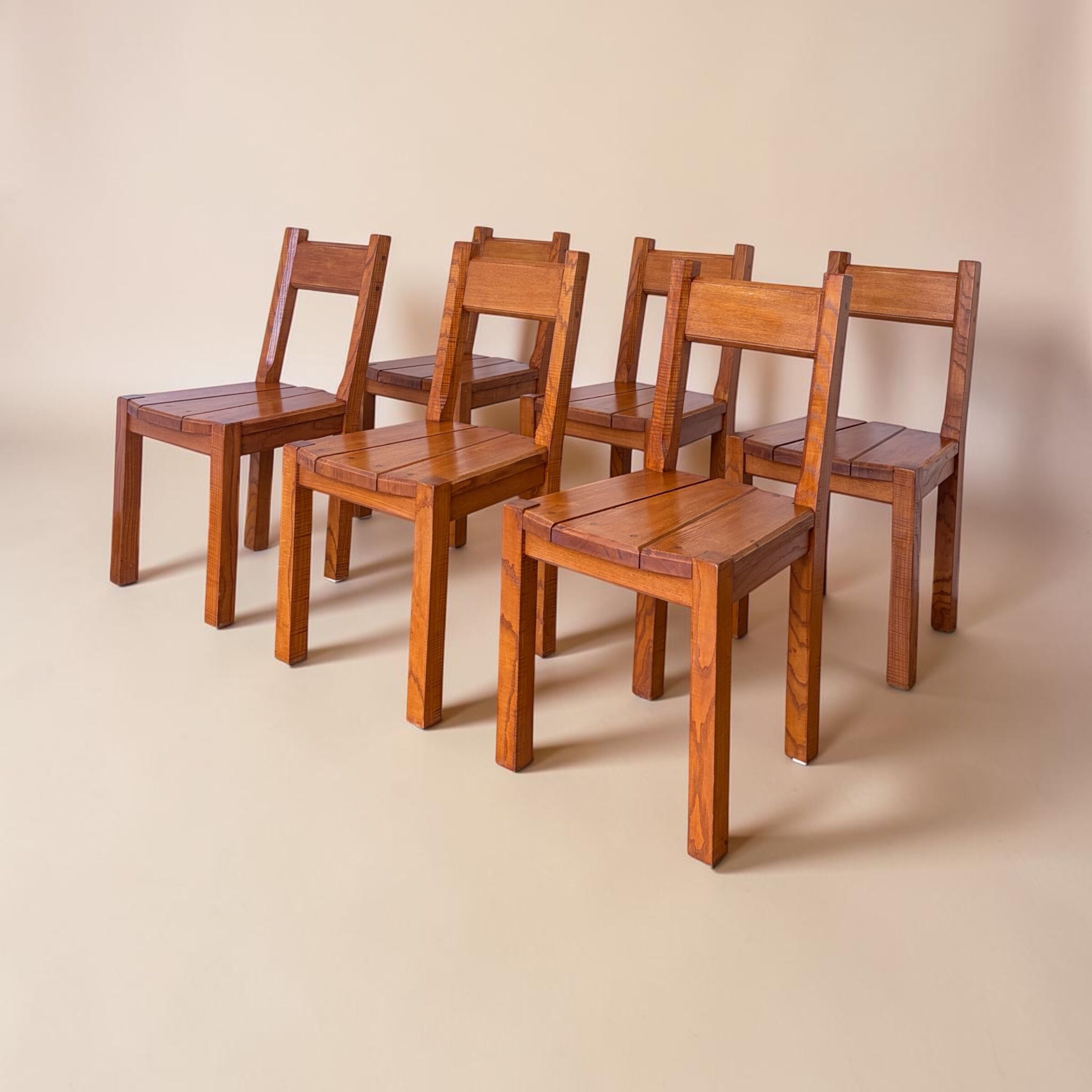 Chairs in solid elm