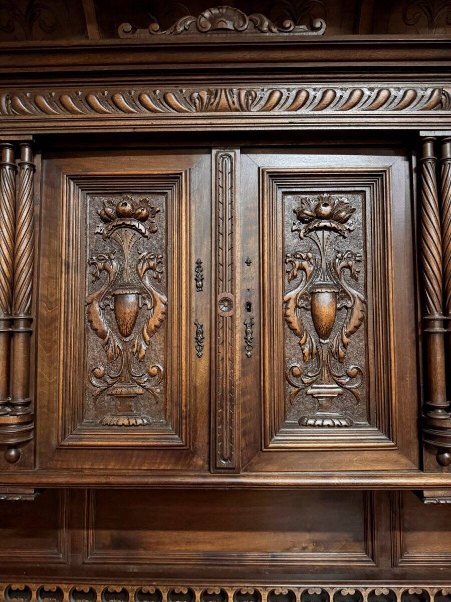 Important walnut buffet style Renaissance
