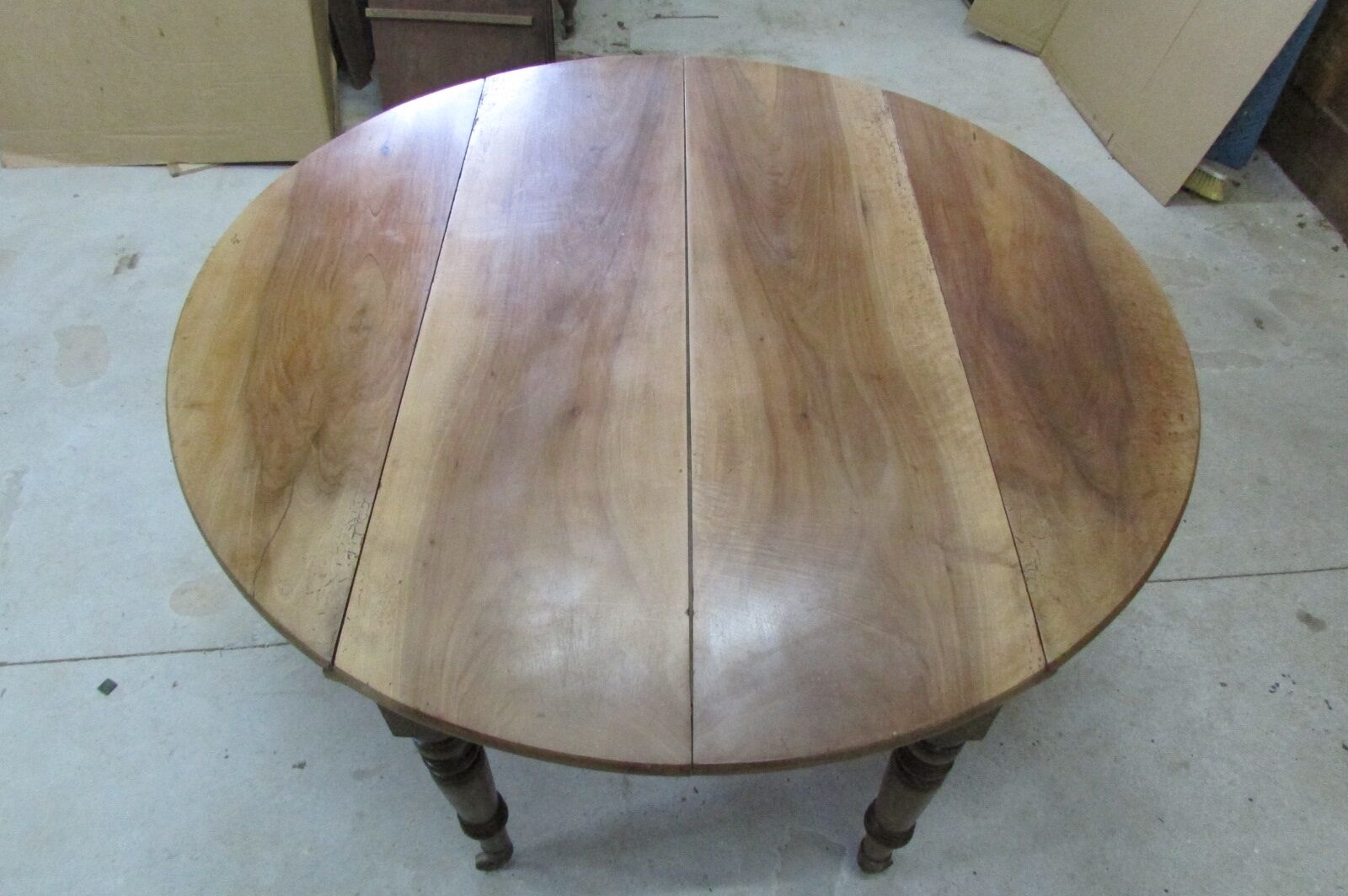 Round table 4 feet, opening with walnut shutters