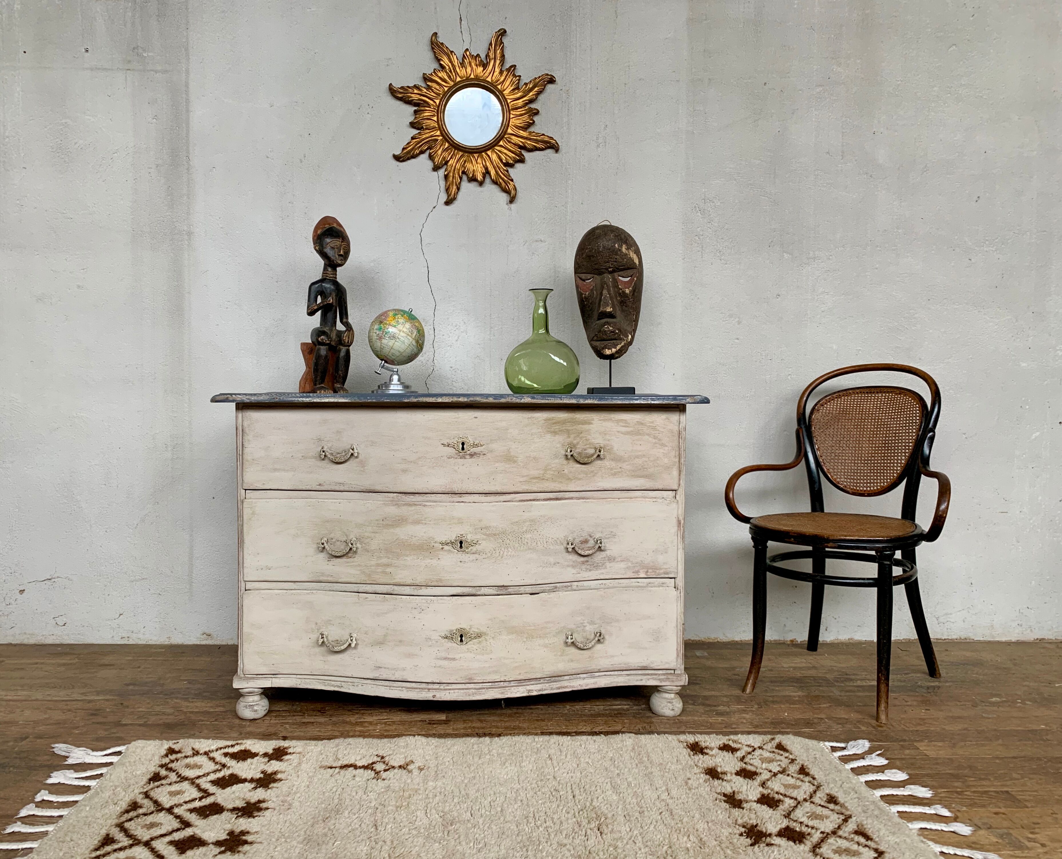 Curved chest of drawers in fine oak XVlllème