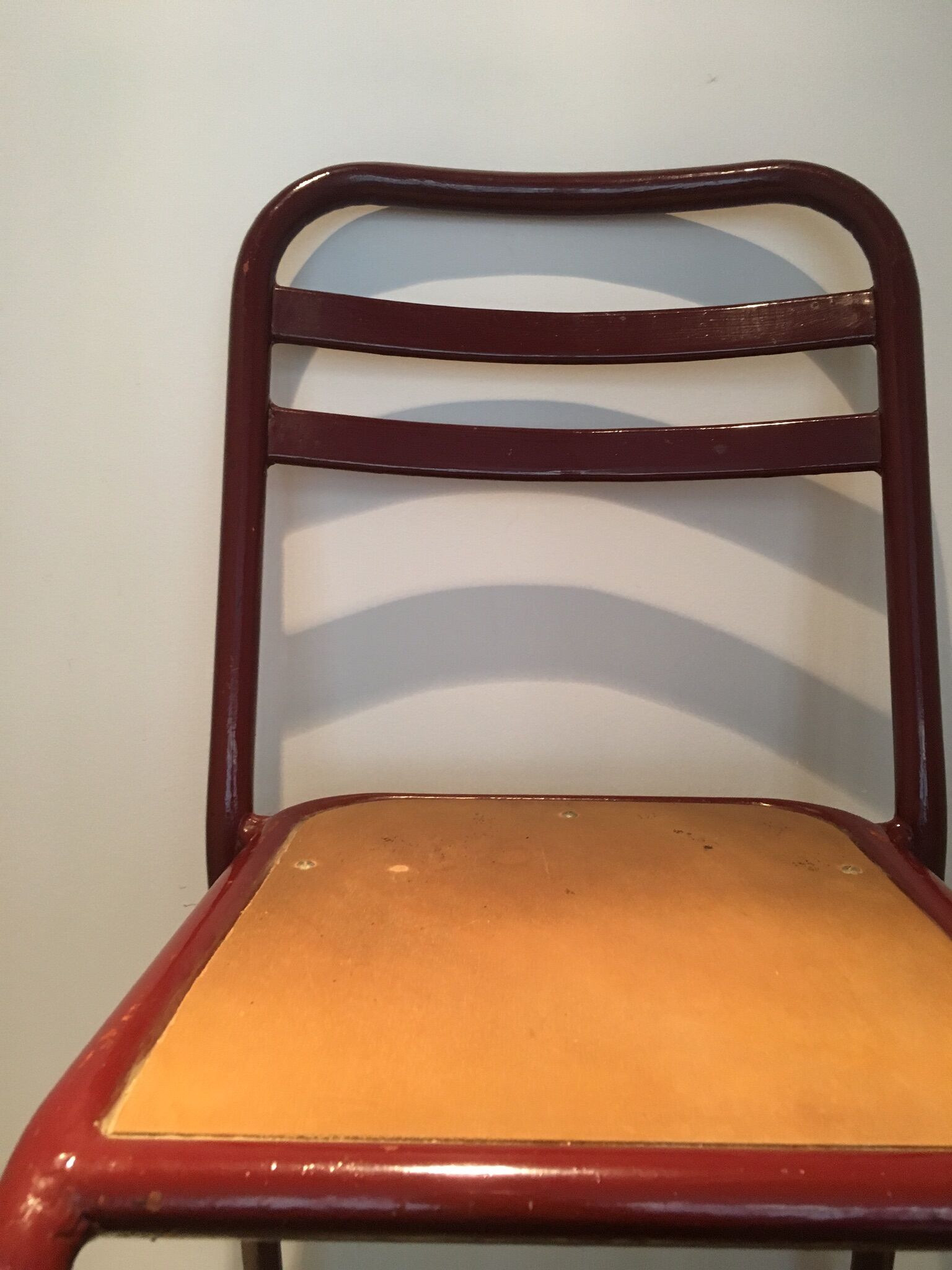 Chaise en bois et métal bordeaux