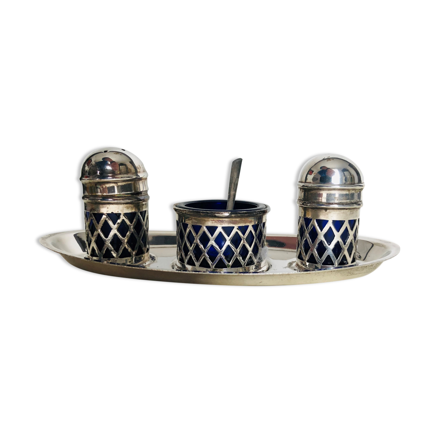 Silver metal spice service