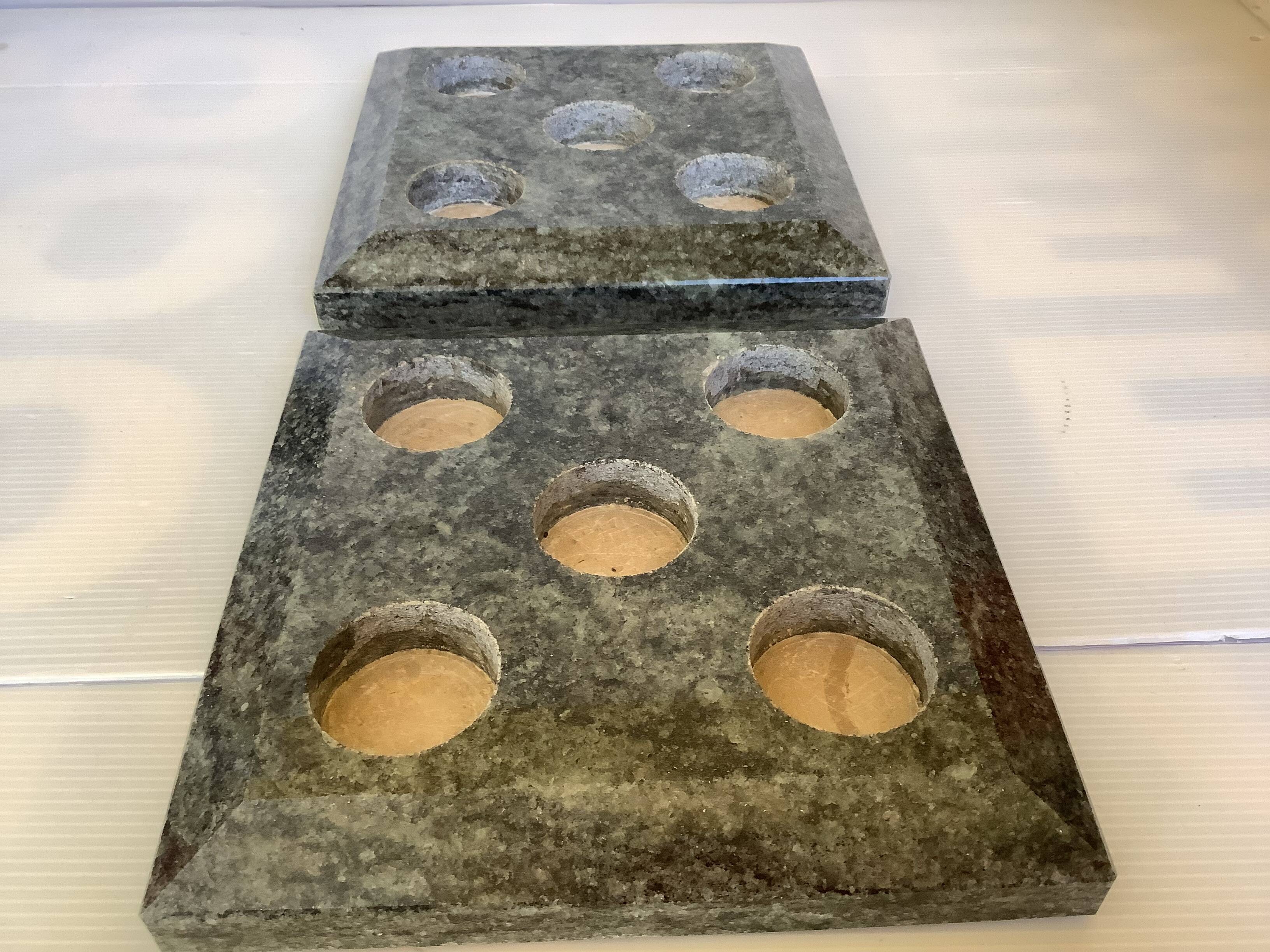 Paire de bougeoirs en marbre vert