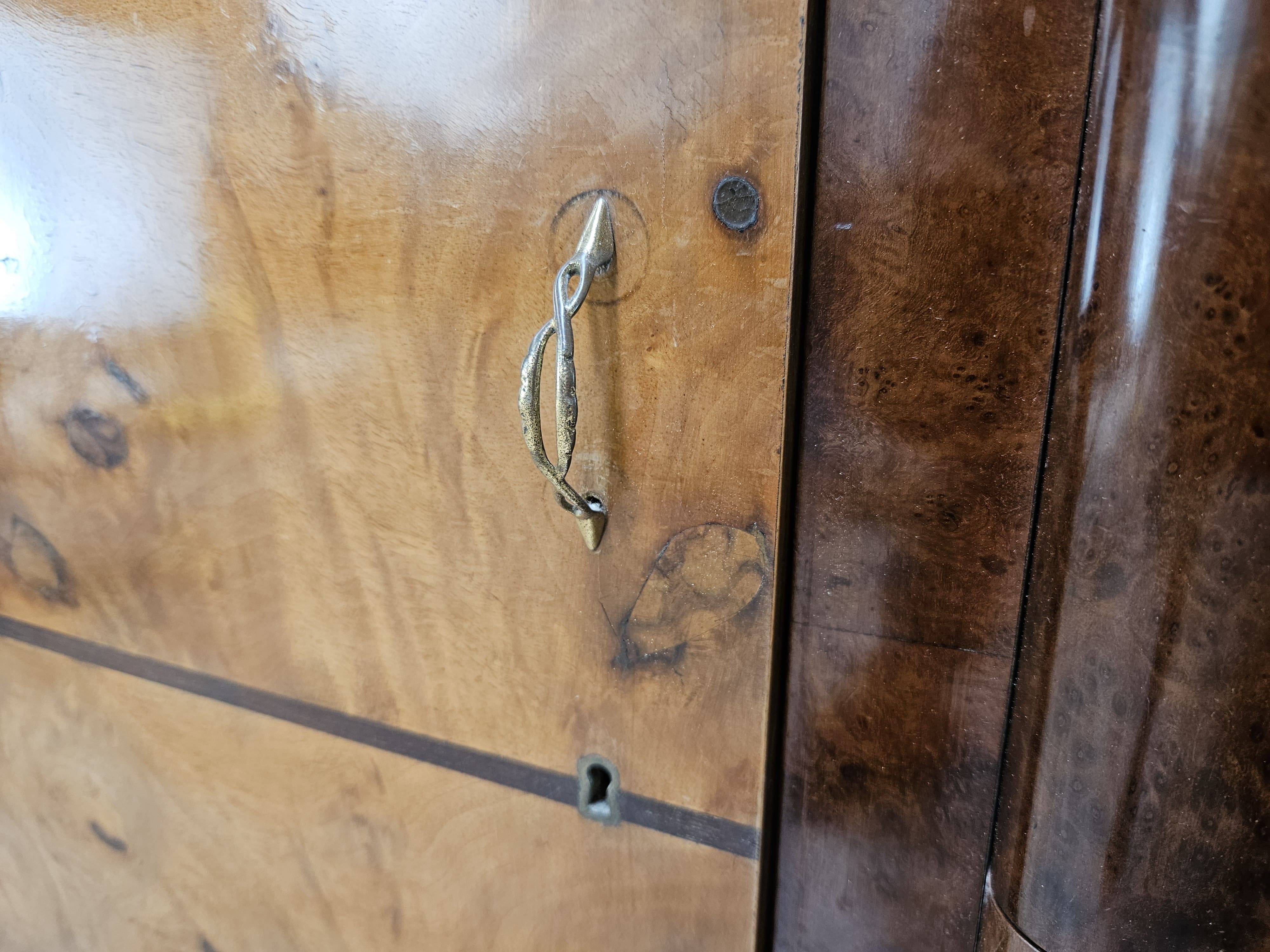 1940s Art Decò sideboard in walnut and blond walnut
