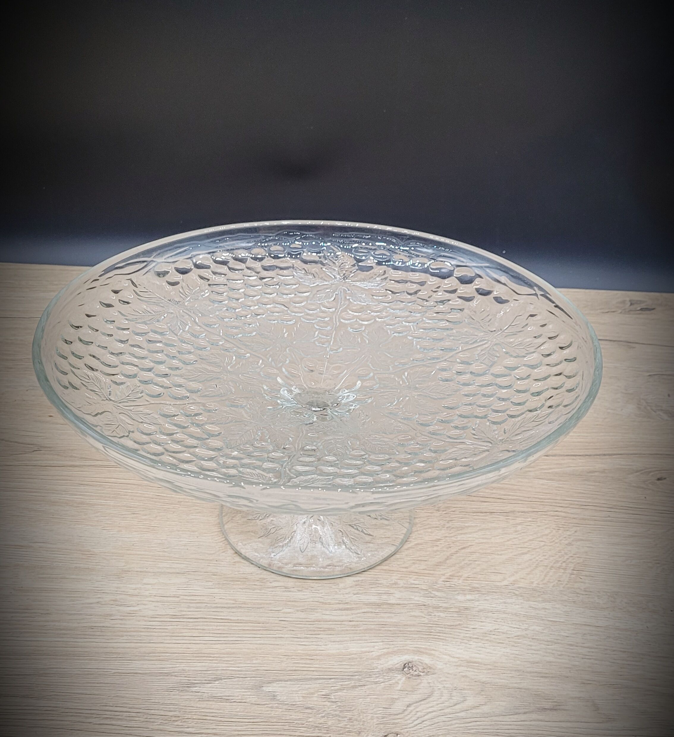 Transparent vine cake dish