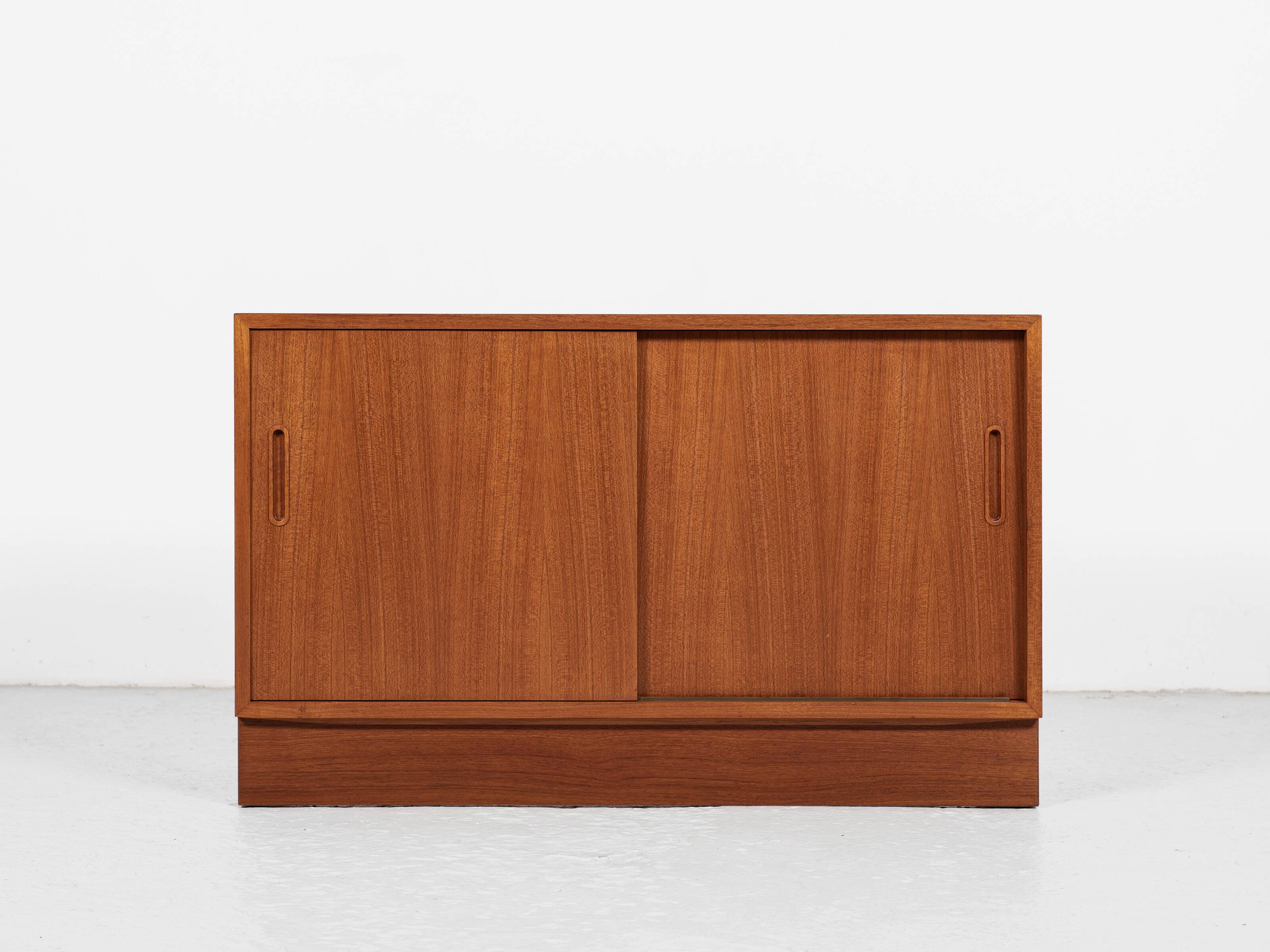 Midcentury Danish lowboard in teak with 2 sliding doors by Hundevad 1960s - 108cm