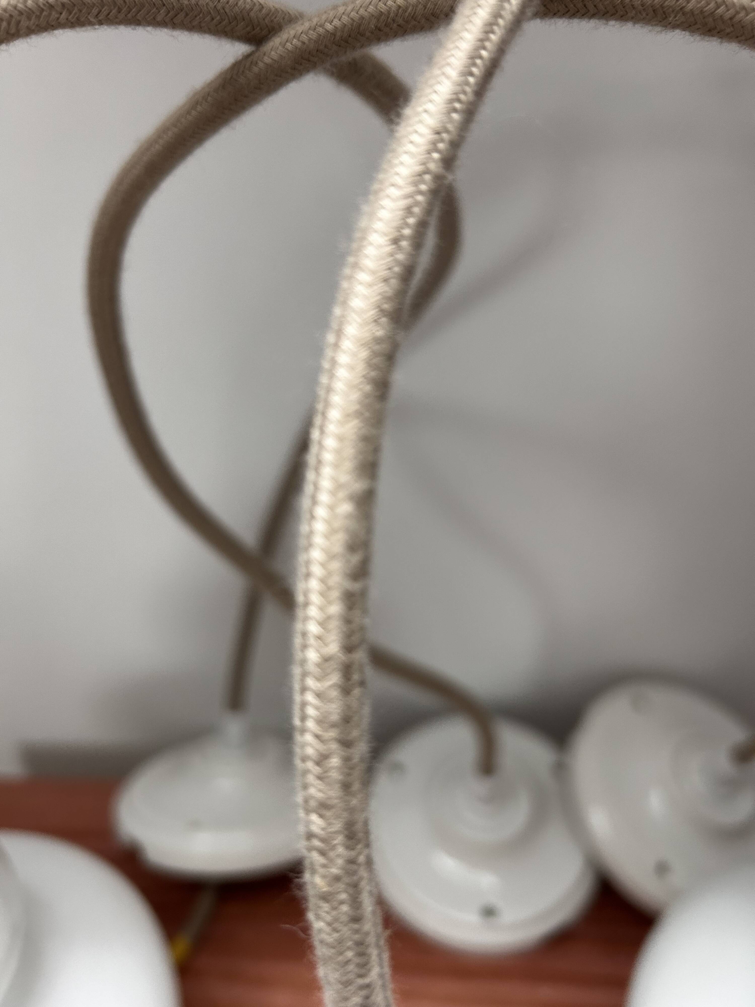 Lot de trois suspensions scandinaves en opaline blanche