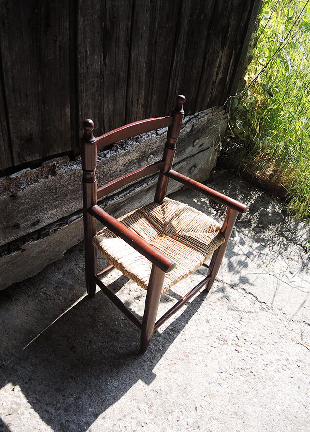 Old children's armchair in wood & straw